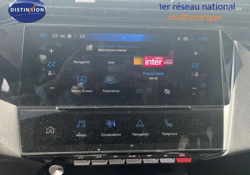 Écran tactile central de la Peugeot 308 Hybrid 145ch Allure 2025, affichant les options multimédia et climatisation.