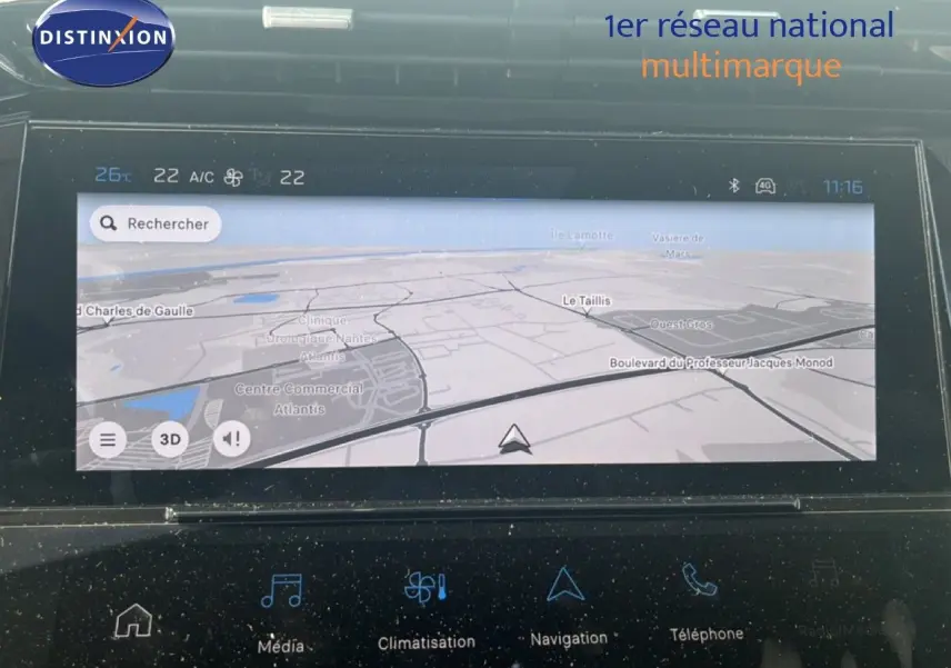Écran tactile de navigation de la Peugeot 308 Hybrid 145ch Allure noir métal, vue rapprochée du tableau de bord.