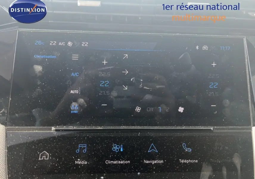 Écran tactile central de la Peugeot 308 Hybrid 145ch Allure 2025 montrant les réglages de climatisation.