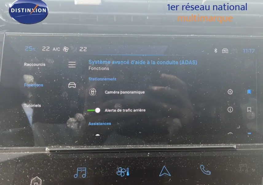 Écran tactile intérieur affichant les aides à la conduite sur Peugeot 308 Hybrid noir métal, vue de face rapprochée.