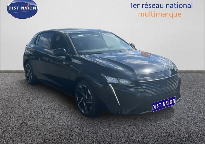 Peugeot 308 Hybrid noir métal vue 3/4 avant droit, avec calandre distinctive et jantes alliage bicolores.