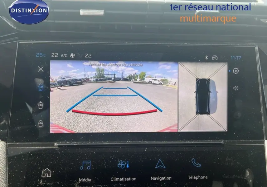 Écran multimédia affichant la caméra de recul et vue 360° de la Peugeot 308 noir métal en stationnement.