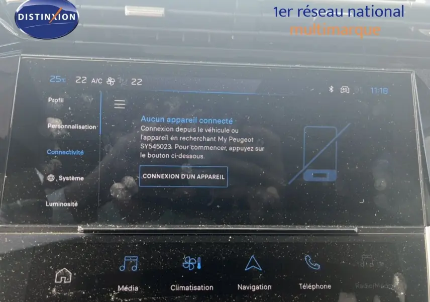Écran tactile central du Peugeot 308 Hybrid 145ch Allure 2025 noir métal, affichant le menu de connexion Bluetooth.