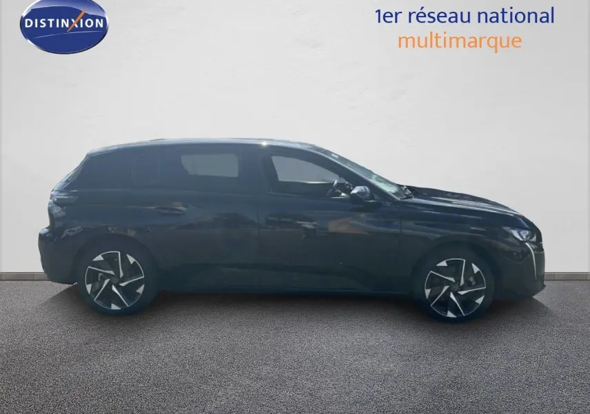 Peugeot 308 Hybrid 145ch noir métal vue de profil côté gauche, jantes alliage au design moderne.