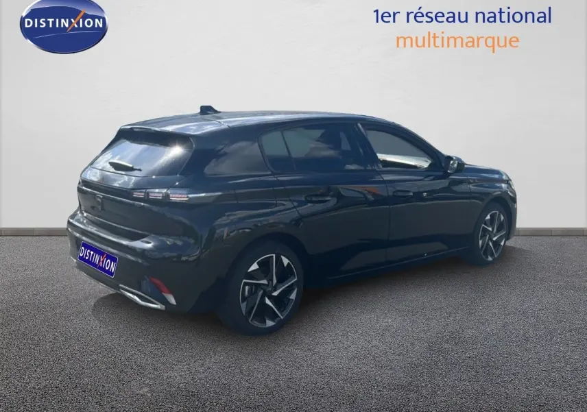 Peugeot 308 Hybrid noir métal vue 3/4 arrière droit, jantes alliage et feux arrière LED distinctifs.