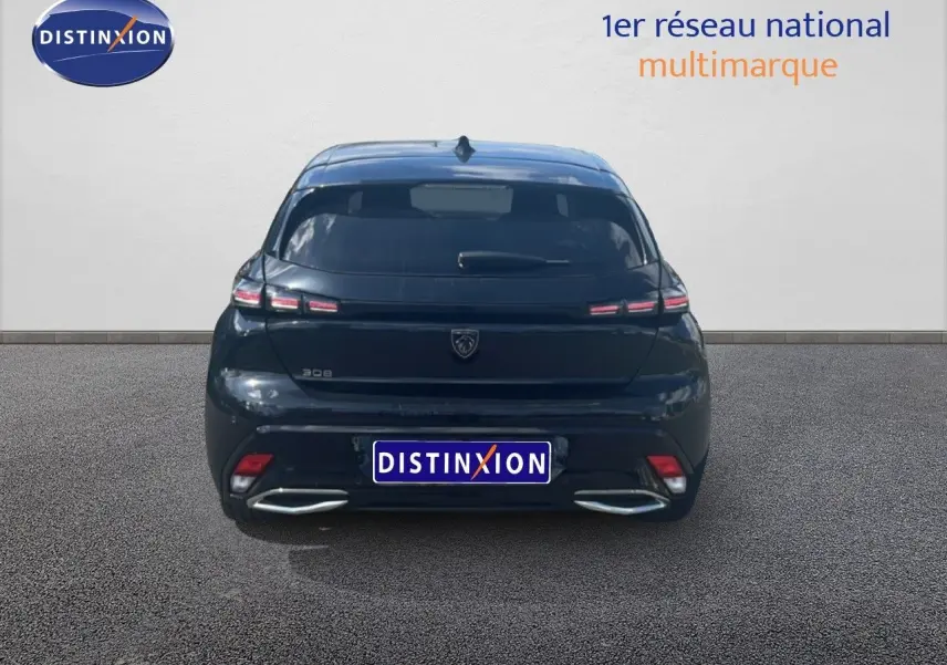 Vue arrière d'une Peugeot 308 noir métal 2025 avec feux LED et double sortie d'échappement chromée.