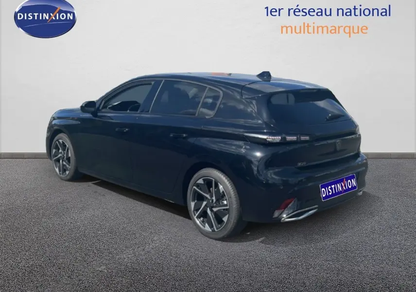 Vue 3/4 arrière droite d'une Peugeot 308 Hybrid 145ch noire métal avec jantes alliage et feux arrière LED distinctifs.