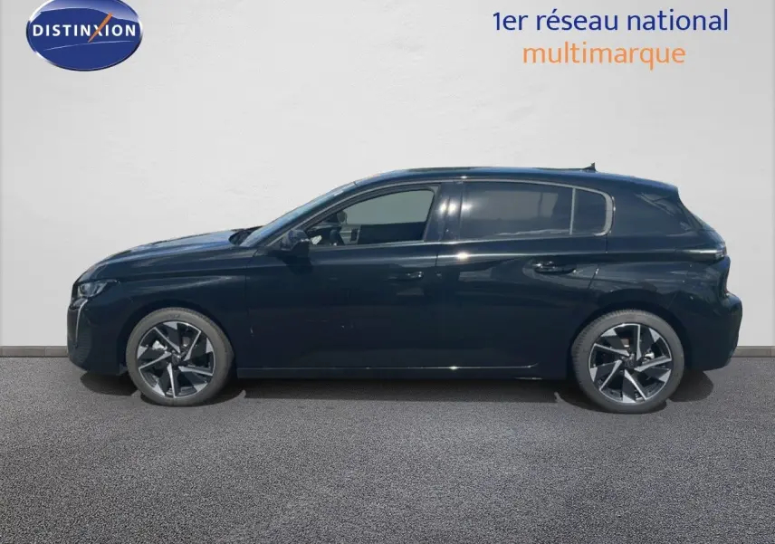 Profil droit d'une Peugeot 308 Hybrid 145ch Allure noir métal, avec jantes alliage et lignes épurées.