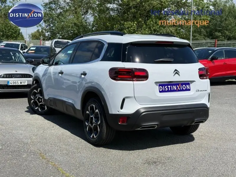 Vue 3/4 arrière droite du Citroën C5 Aircross blanc Okénite avec feux arrière LED et jantes alu noires.
