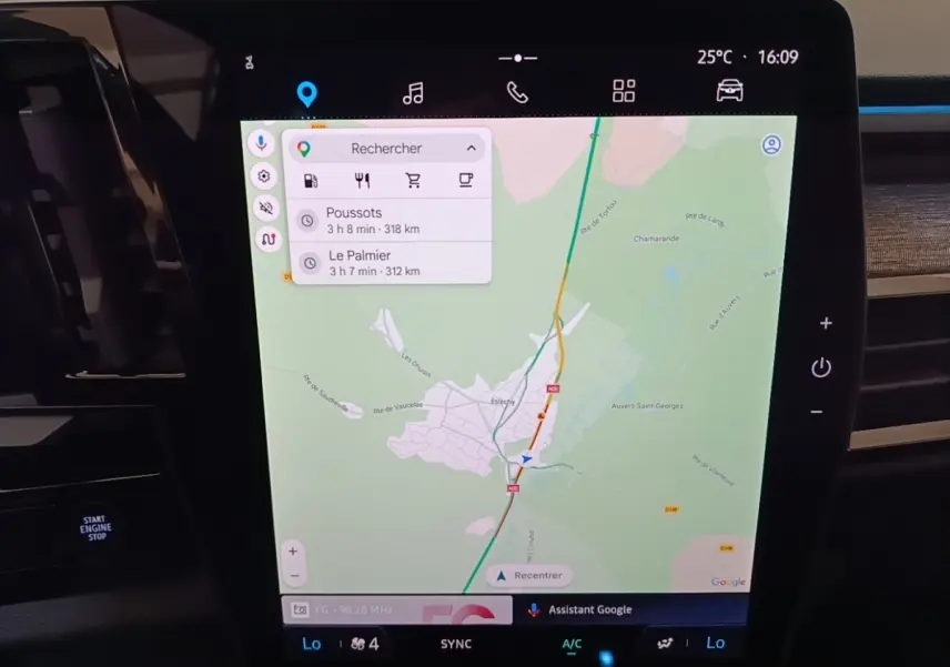 Écran tactile central 12 pouces du Renault Austral blanc 2023 affichant la navigation 3D avec options de recherche.