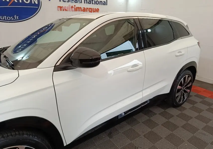 Vue de profil côté gauche du Renault Austral blanc 2023 avec jantes alliage et rétroviseurs noirs.