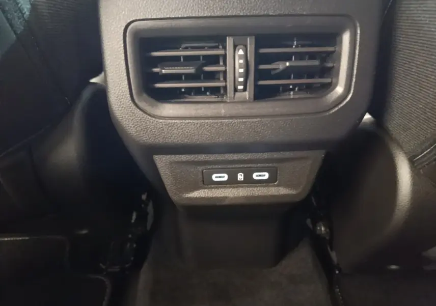 Détail des aérateurs arrière et ports USB-C noirs dans l’habitacle du Renault Austral blanc 2023.