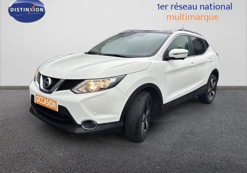 Nissan Qashqai blanc glacier en 3/4 avant droit avec phares allumés et jantes bi-ton noires.