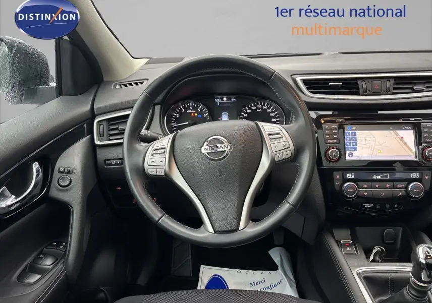 Vue intérieure centrée sur le volant Nissan d’un Qashqai 1.2 DIG-T 115 N-Connecta avec tableau de bord et écran tactile.