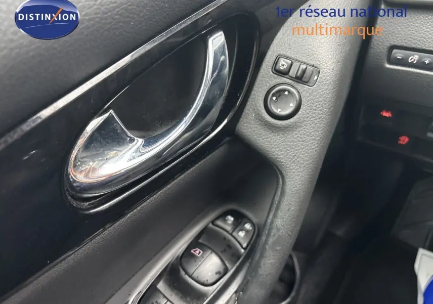 Gros plan sur la poignée intérieure et les commandes de porte côté conducteur du Nissan Qashqai blanc glacier 2017.