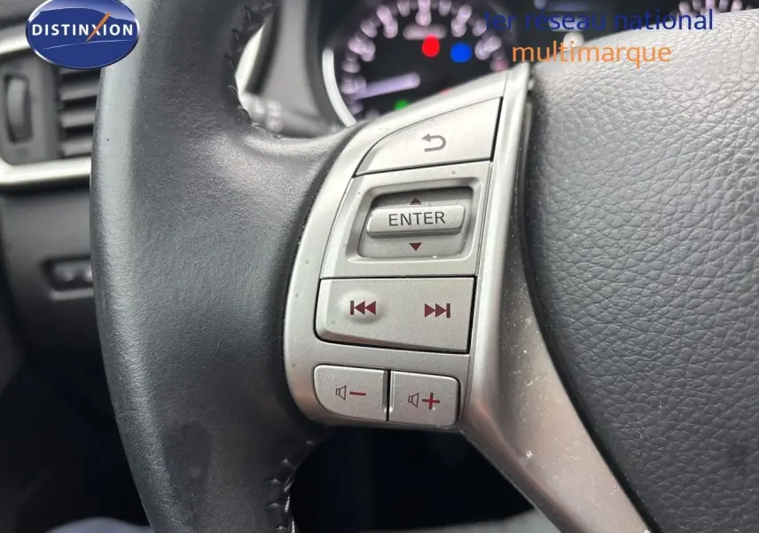 Gros plan sur les commandes multimédia au volant noir du Nissan Qashqai 2017, version 1.2 DIG-T N-Connecta.