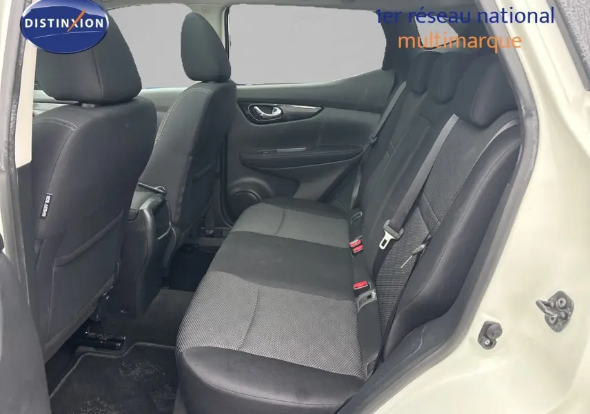 Vue intérieure côté gauche montrant la banquette arrière noire du Nissan Qashqai blanc glacier 2017.