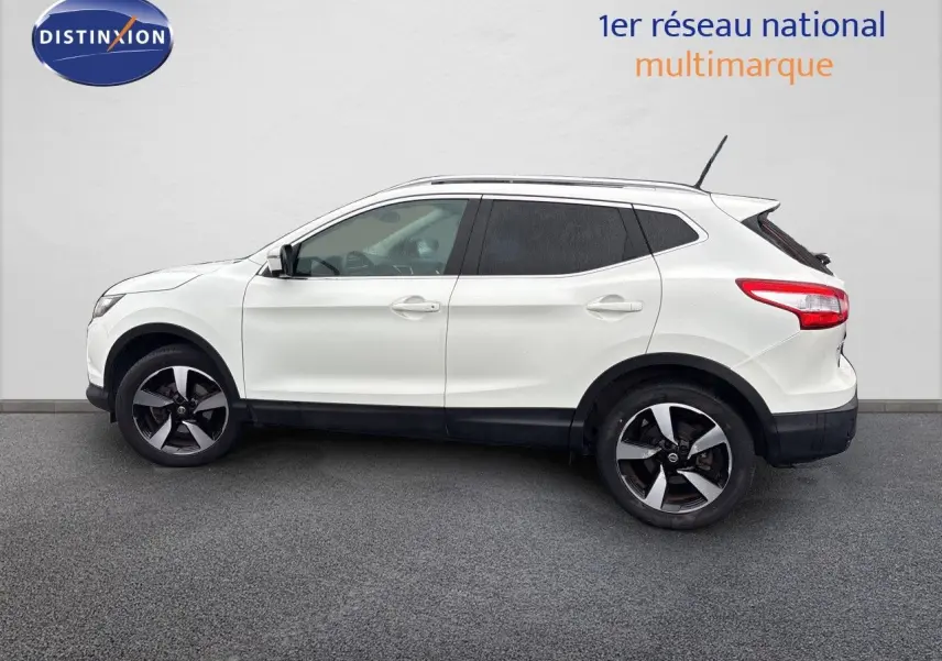 Profil gauche du Nissan Qashqai blanc glacier 2017 avec jantes bi-ton et vitres teintées.