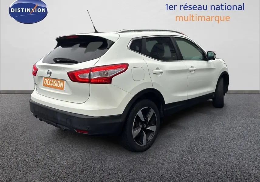 Vue 3/4 arrière droite d'un Nissan Qashqai blanc glacier avec jantes biton et vitres teintées.