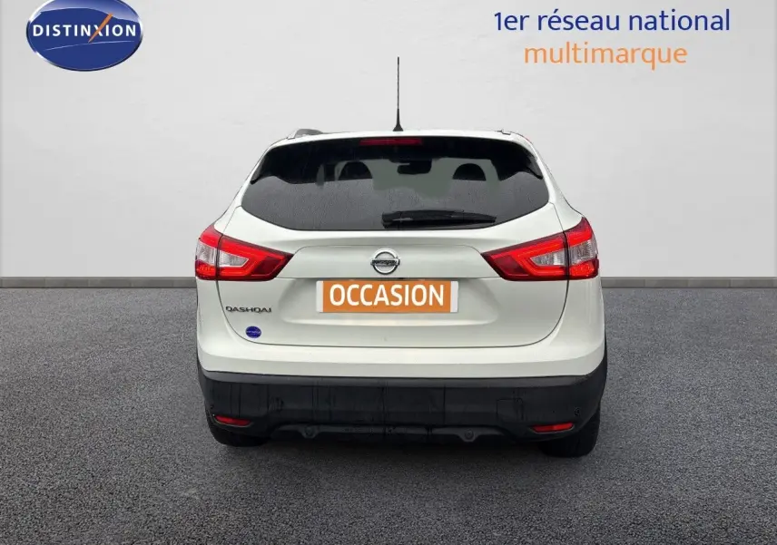 Vue arrière d'un Nissan Qashqai blanc glacier de 2017 avec feux rouges et plaque "OCCASION" visible.