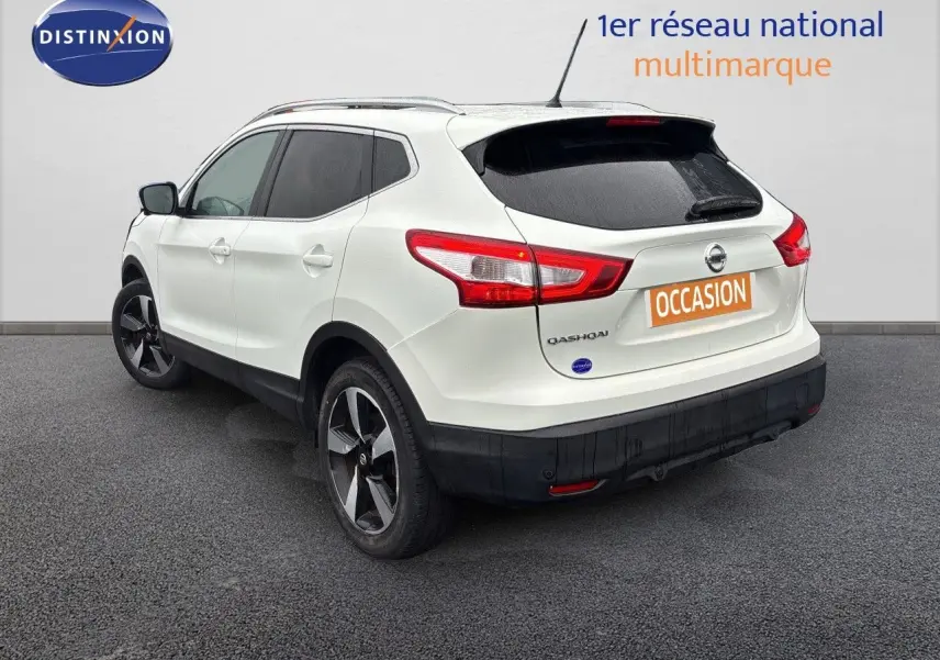 Vue 3/4 arrière droite d'un Nissan Qashqai blanc glacier avec jantes bi-ton et vitres teintées.
