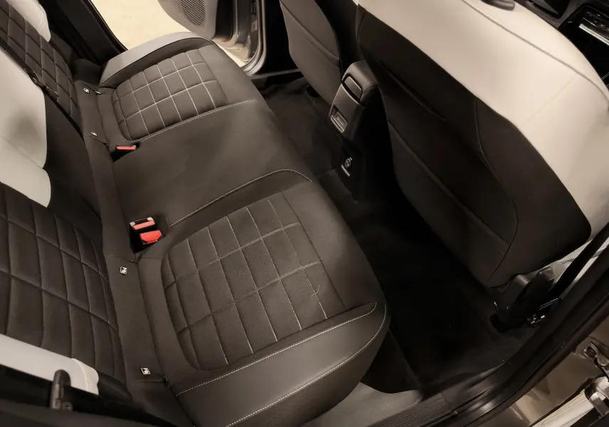 Vue intérieure arrière côté droit du siège arrière noir et gris du Citroën C3 électrique gris 2025.