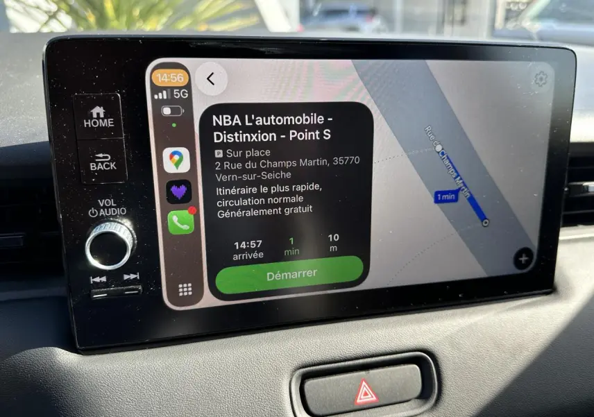 Écran tactile central du tableau de bord du Honda HR-V 2025 affichant un itinéraire GPS avec commandes audio à gauche.