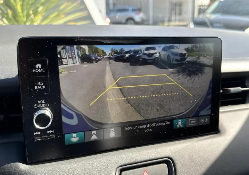 Écran central du Honda HR-V gris 2025 montrant la caméra de recul avec guidage de trajectoire jaune.