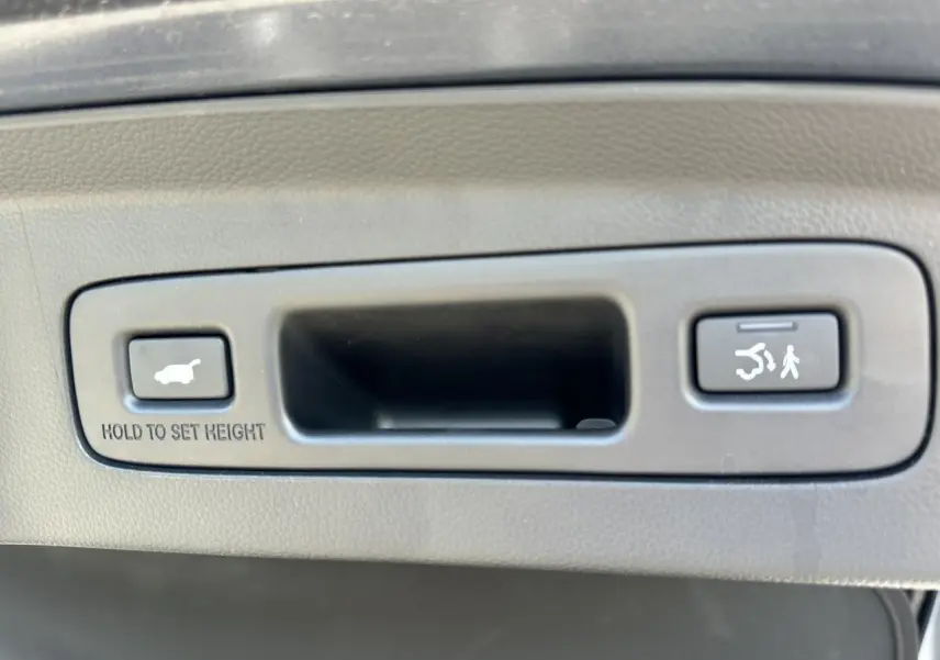 Poignée intérieure du hayon électrique gris du Honda HR-V 2025 avec boutons d'ouverture et réglage de hauteur.