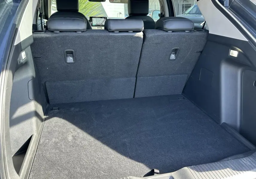 Coffre spacieux du Honda HR-V gris vu de l'arrière, avec sièges arrière en tissu noir et tablette tactile visible.