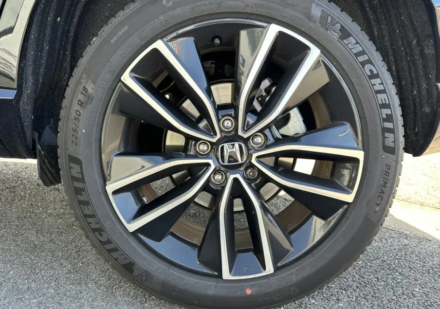 Gros plan sur la jante alliage 18 pouces bicolore du Honda HR-V gris 2025 avec pneu Michelin Primacy.