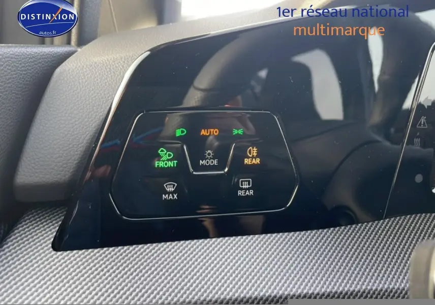 Panneau de commandes d’éclairage intérieur noir brillant avec inserts métal sur Volkswagen Golf gris, vue rapprochée.