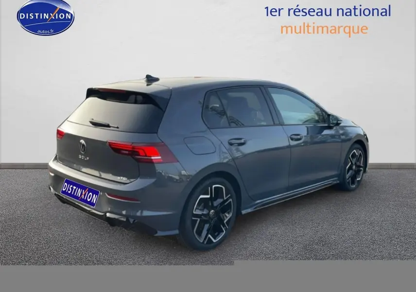 Vue 3/4 arrière droite d'une Volkswagen Golf gris foncé avec jantes alliage et vitres arrière surteintées.