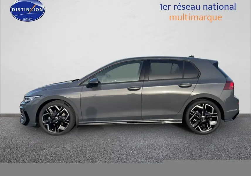 Vue de profil côté gauche d'une Volkswagen Golf gris métallisé avec jantes alliage noires et becquet arrière.