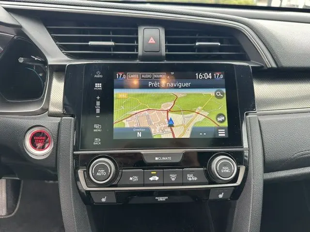 Vue rapprochée de la console centrale grise de la Honda Civic 2019, avec écran GPS et commandes climatisation.