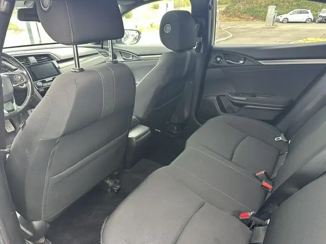 Vue intérieure arrière côté droit de la Honda Accord 2019 gris, sièges tissu noir et tableau de bord partiellement visible.