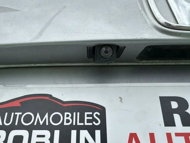 Gros plan sur la caméra de recul intégrée au hayon gris d'une Honda Accord 2019, au-dessus de la plaque d'immatriculation.