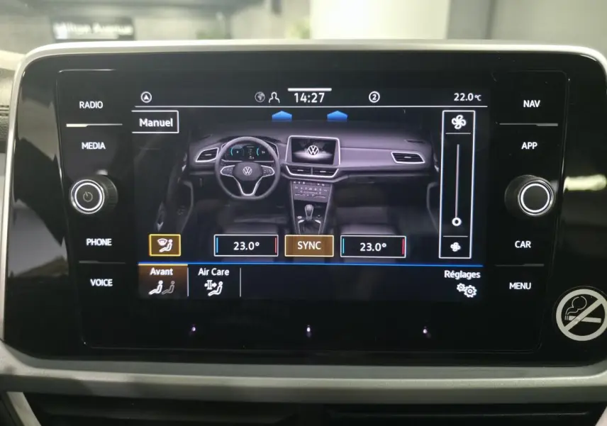 Écran tactile central du Volkswagen T-Roc 2025 affichant les réglages climatisation et fonctions multimédia.