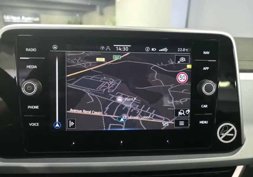 Écran tactile central du Volkswagen T-Roc 2025 affichant la navigation avec carte et commandes autour.