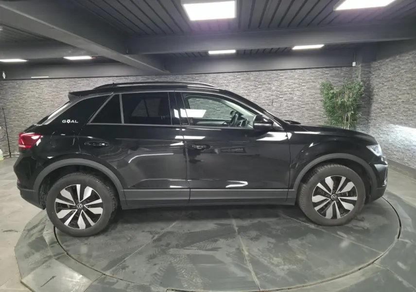 Profil droit du Volkswagen T-Roc noir intense 2025 avec jantes alliage 17 pouces et logo Goal sur l'aile arrière.