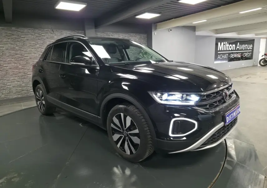 Volkswagen T-Roc noir intense en 3/4 avant droit, phares LED allumés et jantes alliage 17 pouces Johannesburg.