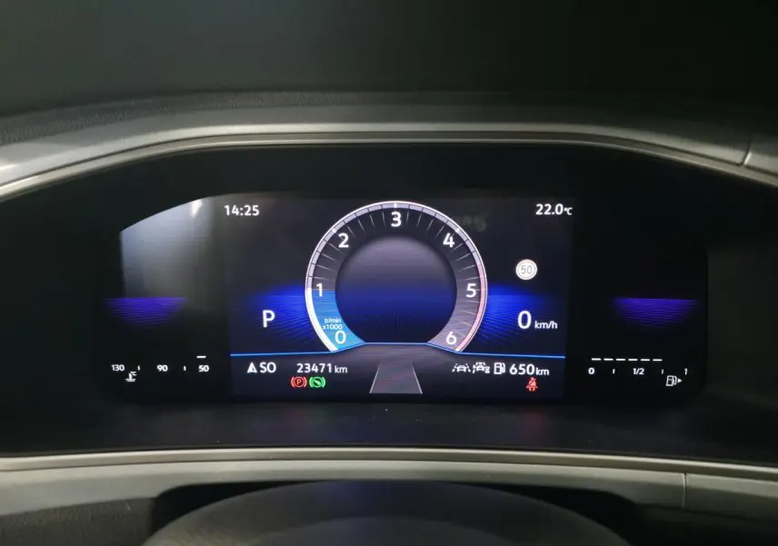 Combiné d'instruments digital du Volkswagen T-Roc 2025 affichant vitesse, température et autonomie.