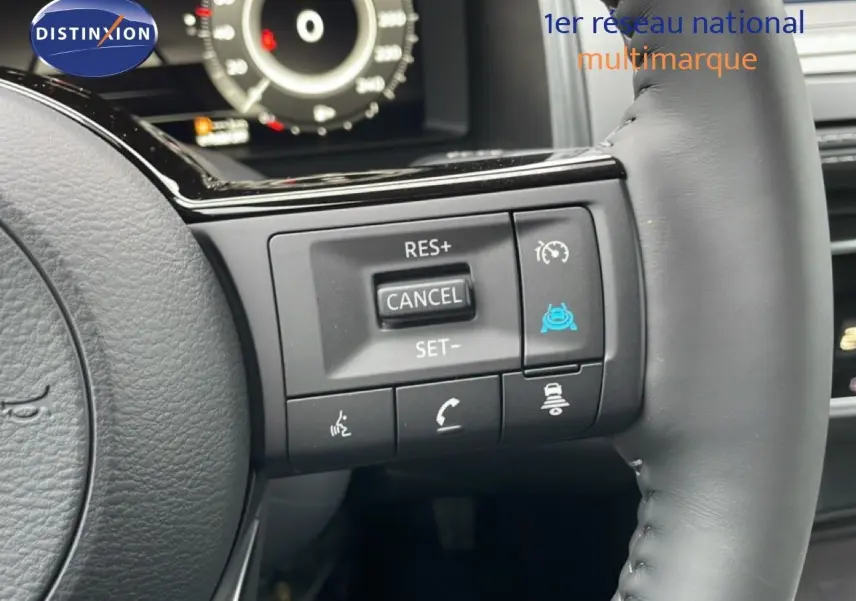 Gros plan sur les commandes du volant cuir noir du Nissan Qashqai 2025, avec régulateur de vitesse et fonctions d’aide à la conduite.