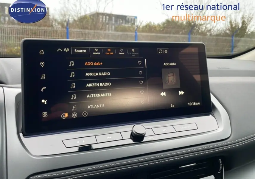 Écran tactile central du Nissan Qashqai 2025 en noir perle métal, affichant les options radio DAB+ avec commandes intégrées.