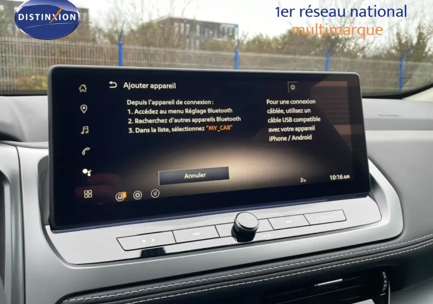 Écran tactile central du Nissan Qashqai 2025 affichant le menu Bluetooth, intérieur noir avec surpiqûres blanches.