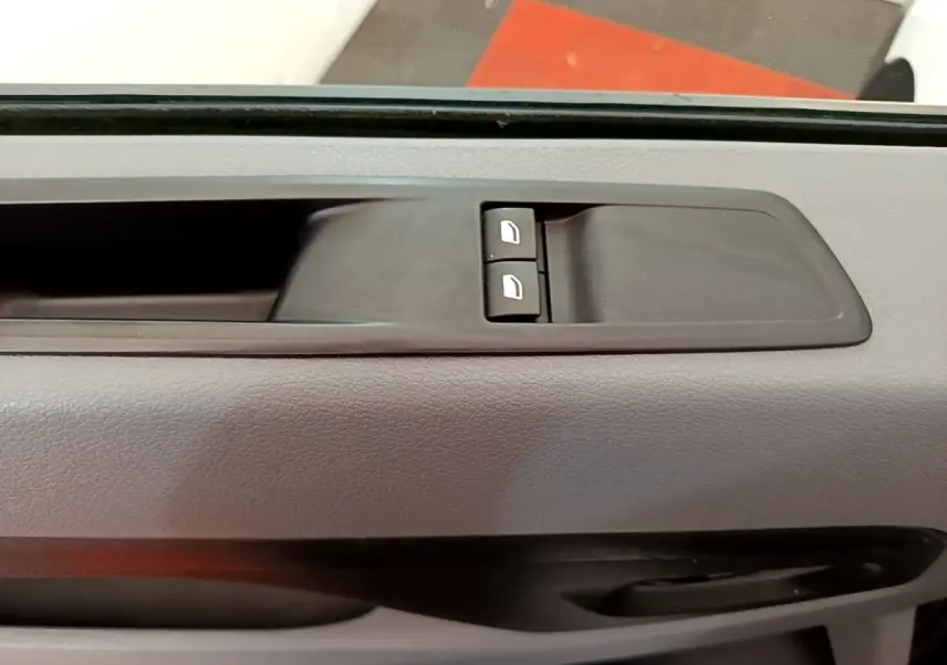 Détail des commandes de lève-vitres sur la porte côté gauche d’un Peugeot Traveller blanc de 2018.