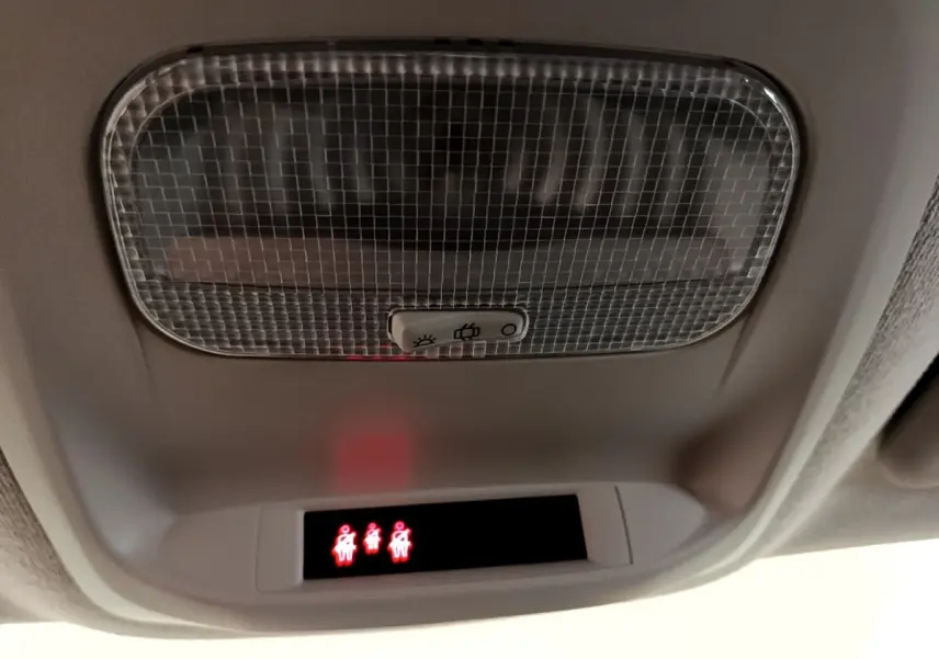 Plafonnier intérieur avec éclairage et voyants de ceinture de sécurité allumés dans un Peugeot Traveller blanc de 2018.