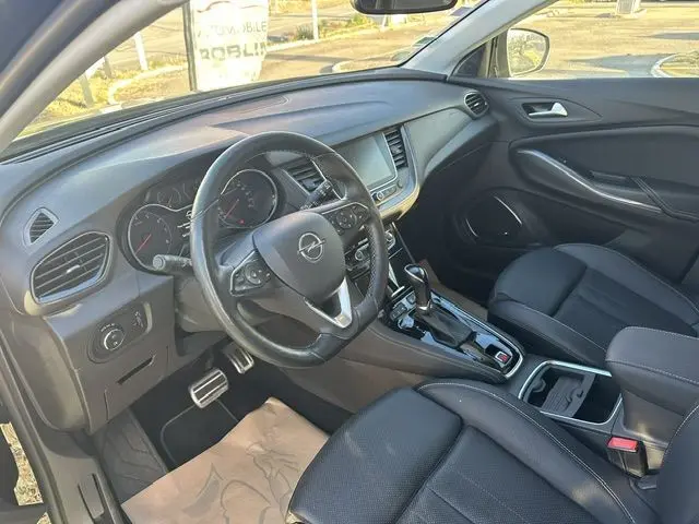 Intérieur noir de l’Opel Grandland 2020 vu côté conducteur, avec volant multifonction et console centrale moderne.