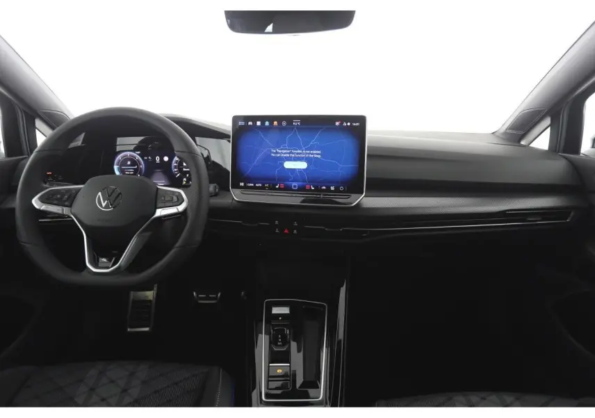 Vue intérieure frontale du tableau de bord et volant noir de la Volkswagen Golf VIII R-Line avec écran tactile central et console brillante.