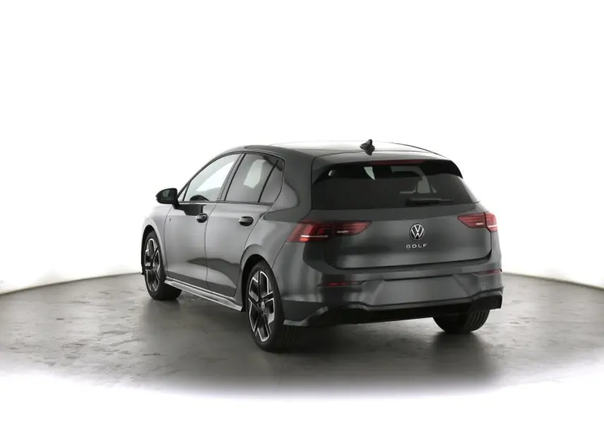 Vue 3/4 arrière droite d’une Volkswagen Golf VIII gris dauphin avec jantes alliage 18 pouces et toit ouvrant panoramique.